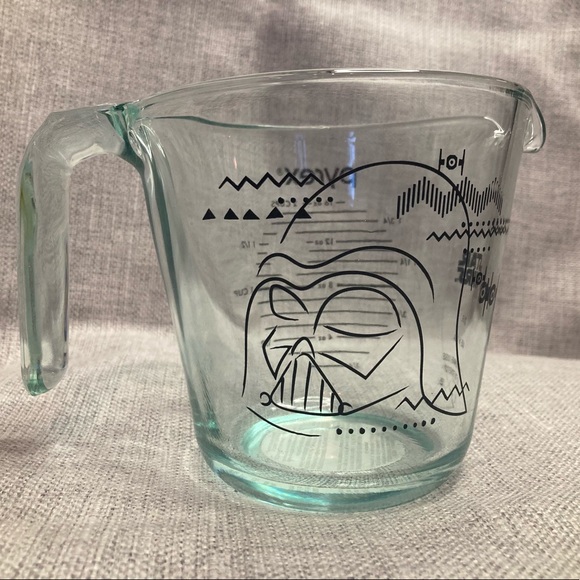 PYREX® 2-cup Measuring Cup Star Wars™ Darth Vader™ - Picture 3 of 6